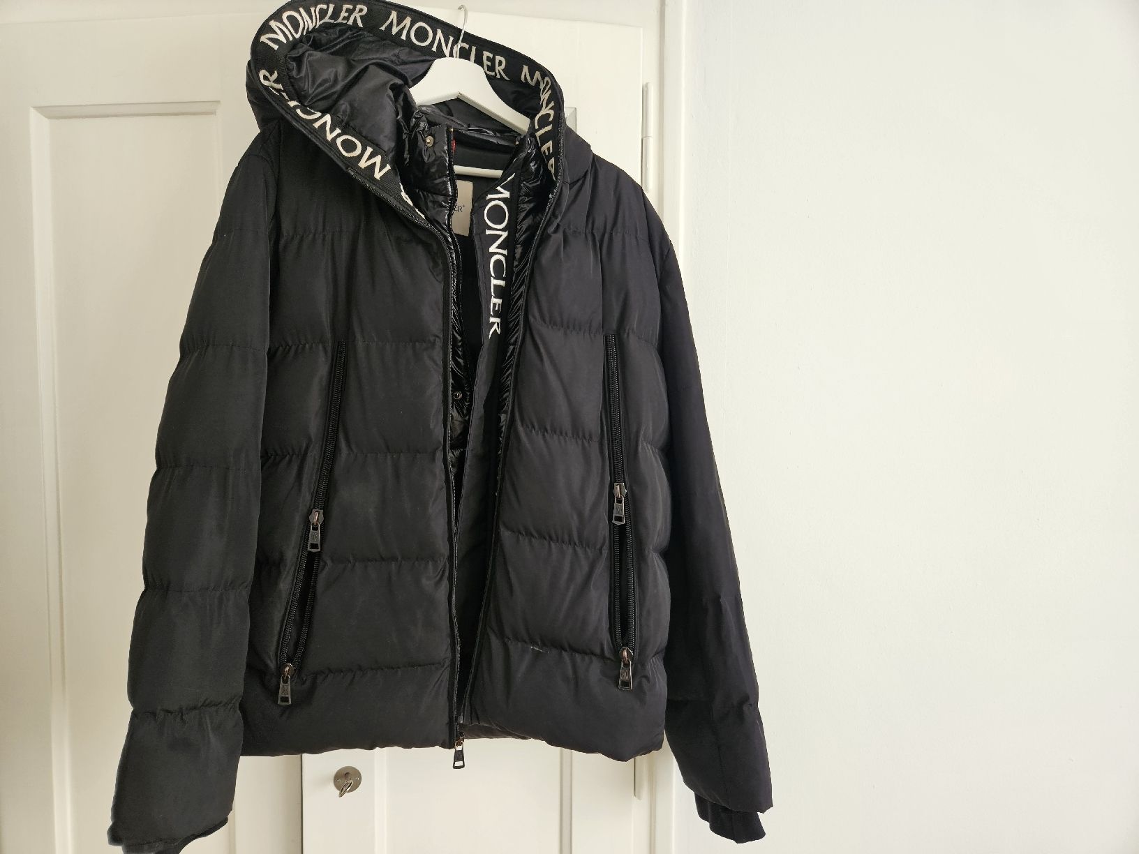 Moncler Giacche: Schwarze Monclerjacke GR 2 – Usato da Solothurn venduto da nik_v2ym