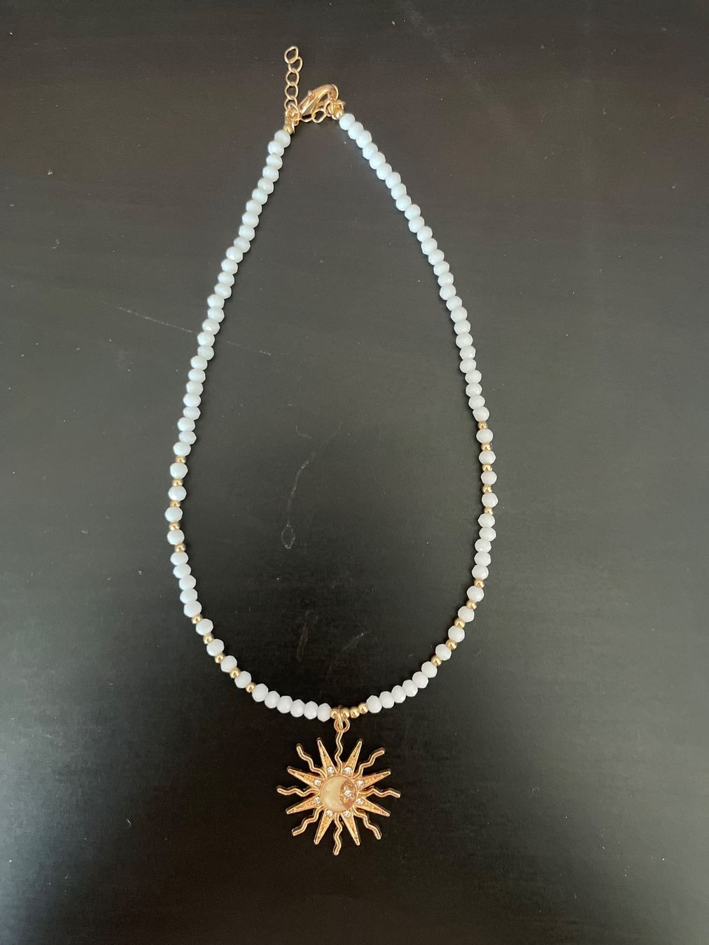 Ketten: Collier blanc avec pendentif soleil doré – Neu (gemäss Beschreibung) aus Gland von kor_wwl2