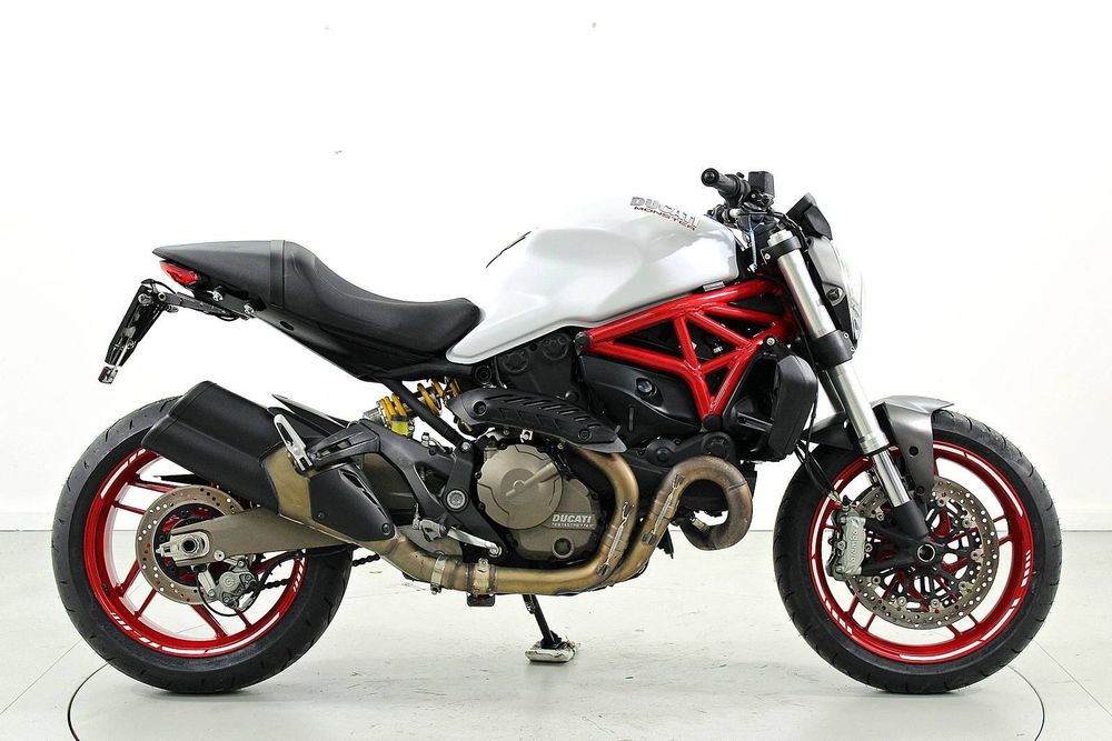 Ducati 821 Monster ABS 4