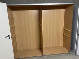 Grosser Schiebetürenschrank