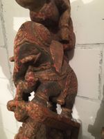 Antike Holzfiguren als Tablarträger/Deko