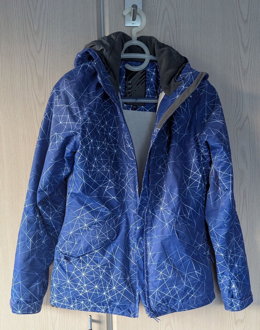 Giacche: Blaue Winterjacke Grösse 34 – Usato da Dietikon venduto da Bhelbling