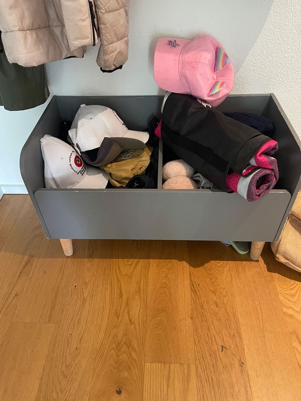 Autres décorations & accessoires: Grey storage box with compartments and legs – D'occasion à Küsnacht ZH par Nianrk