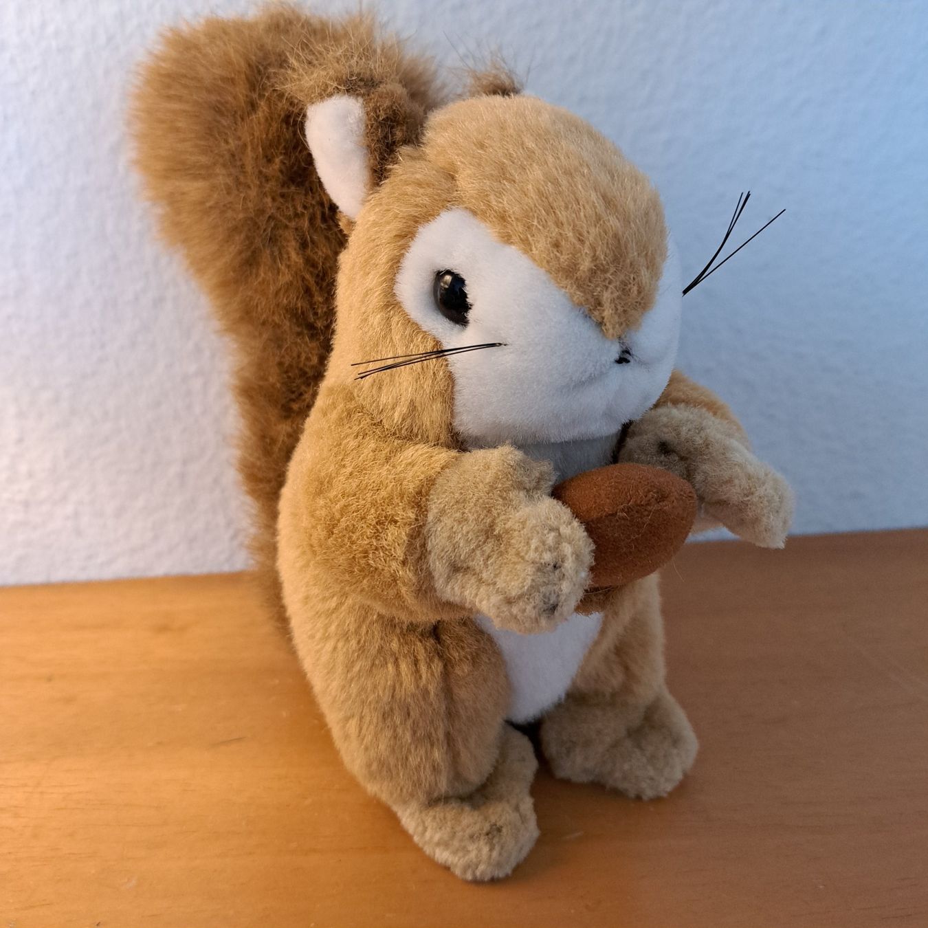 Spielzeuge: Eichhörnchen mit Nuss aus Plüsch – Gebraucht aus Grüningen von Tappio