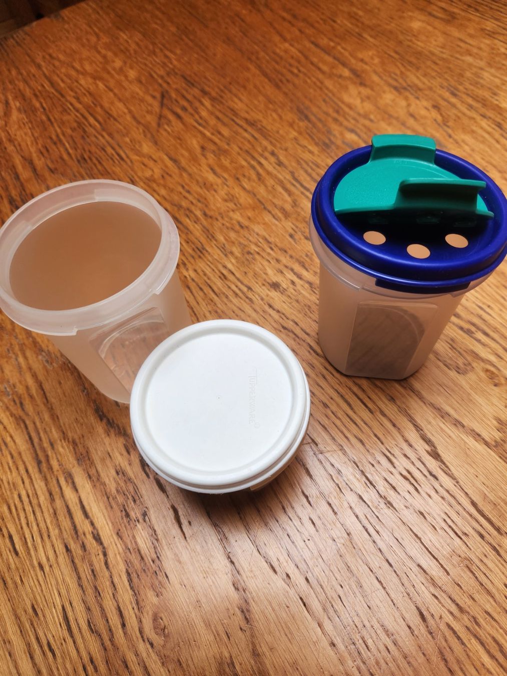 Tupperware Behälter & Ähnliches: Tupperware Käsestreuer und 2 Behälter – Gebraucht aus Gstaad von Meiel2020