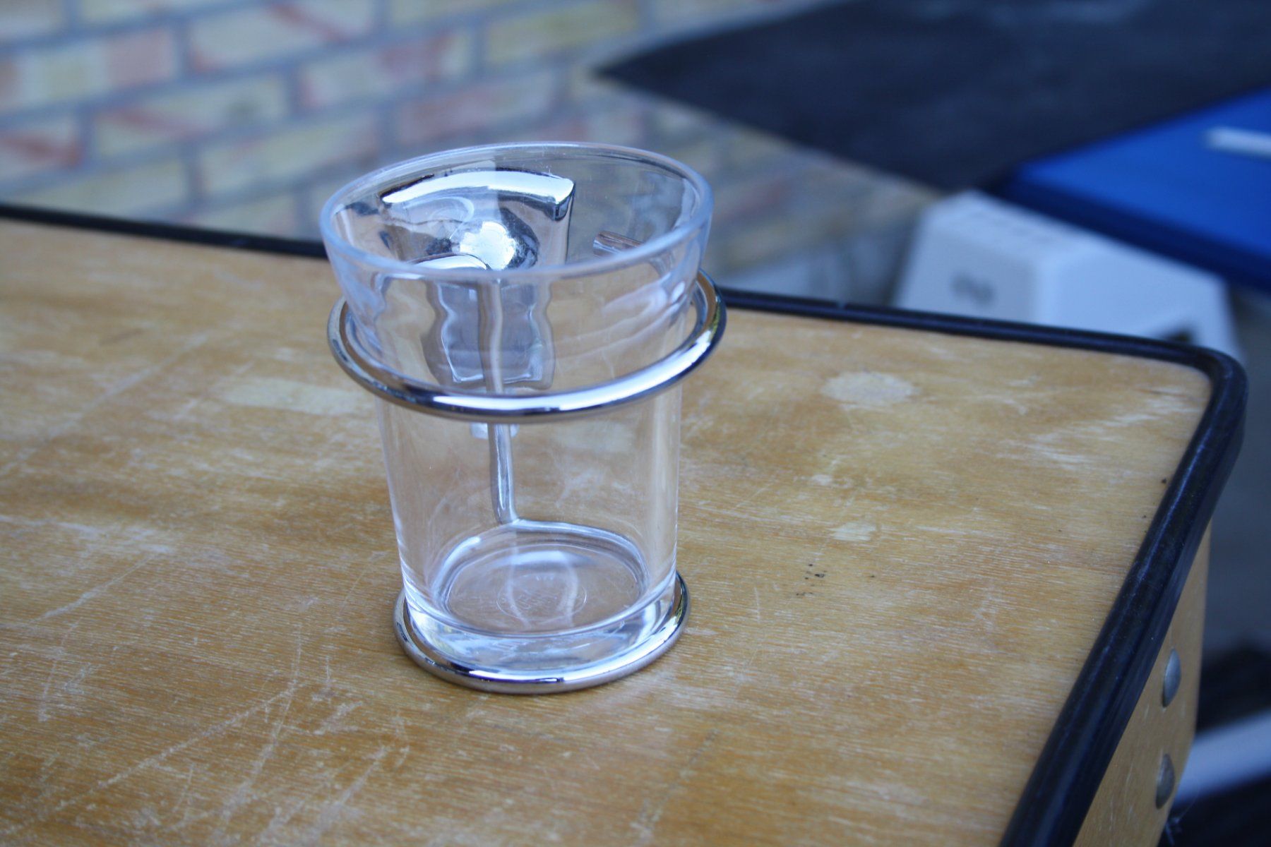 Bicchieri: VINTAGE ZAHNGLAS MIT WANDHALTER – Usato da Wauwil venduto da Pneuedy 5