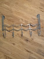 Türgarderobe aus Metall mit 5 Haken. 