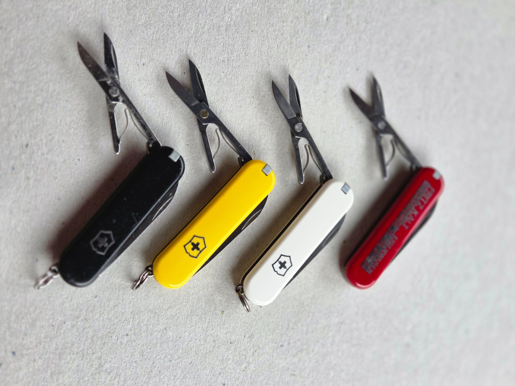 Victorinox Coltelli tascabile: 4 couteaux Victorinox avec ciseau intégré – Usato da Choëx venduto da Solmo51 1