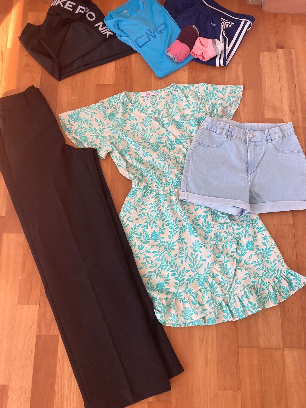 Kleiderpakete & -sets: Kleiderpaket für Mädchen / Teens – Gebraucht aus Winterthur von SurfSwiss 5