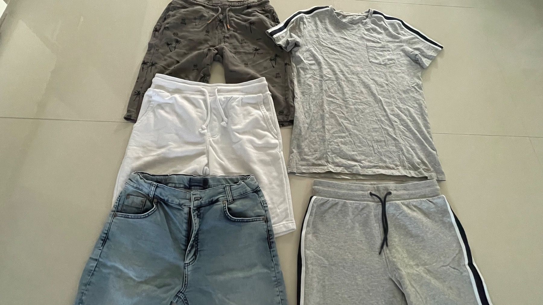 Kleiderpakete & -sets: 3 Knabenshorts und 1 Set – Gebraucht aus Rheineck von pssesolnet