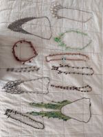 Diverse handgefertigte Halsketten