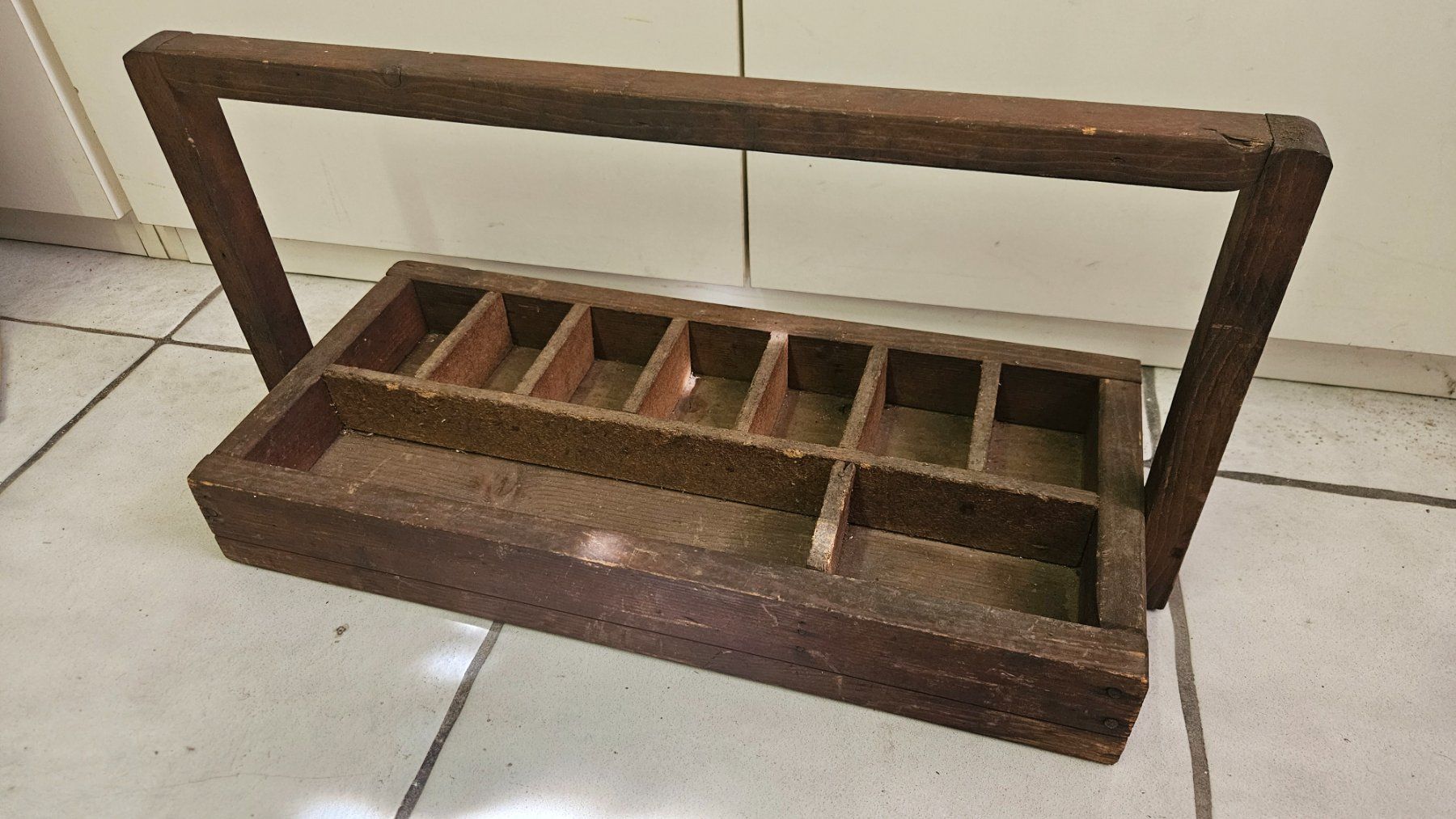 Casse di trasporto: Vecchia cassetta in legno per attrezzi con manico – Usato da Melano venduto da H-Sara