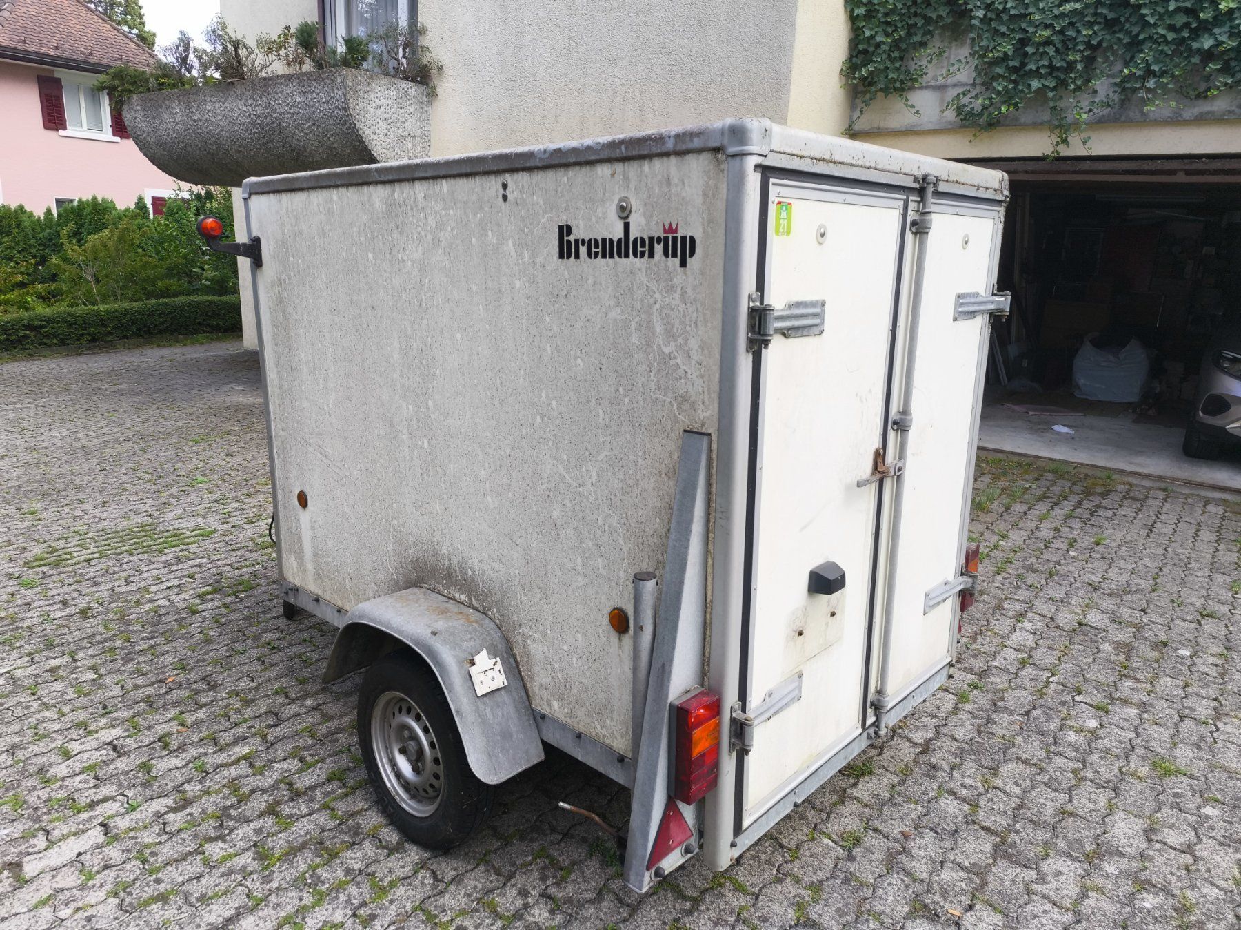 Brenderup Rimorchi: Box trailer Brenderup white used condition – Usato da Kilchberg ZH venduto da rsd_t6gj 4