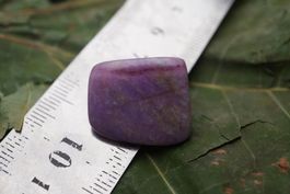 Sugilith 7.6g    Trommelstein   –Lot Edelsteinstube
