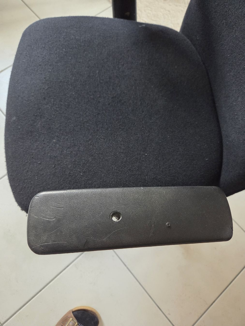 Poltrone: Used Black Office Chair - Comfortable and Adjustable! – Usato da Belp venduto da Panther_ 1