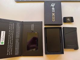 CODE 118 Smart Wallet Schwarz + Find My Tracker, Lederhülle
