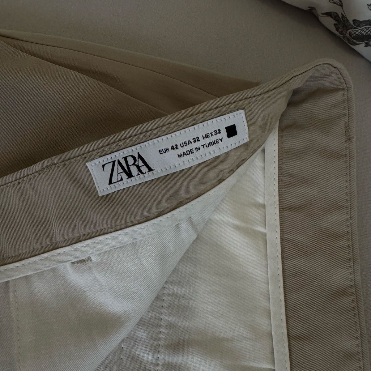 Zara Pantaloni: Elegante Hosen Beige Grösse 42 – Usato da Hinwil venduto da norisenya 1