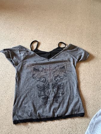 Haut femme gris avec motif croix strass, état neuf