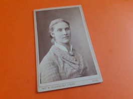 SCHWIIZER FRAU DAZUMAL - e JUNGI SäLBSCHTBEWUSSTI - BERN