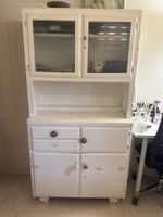 Antikes Buffet weiss mit Glaseinsatz gebraucht