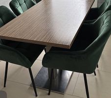 Tisch und Stühle 