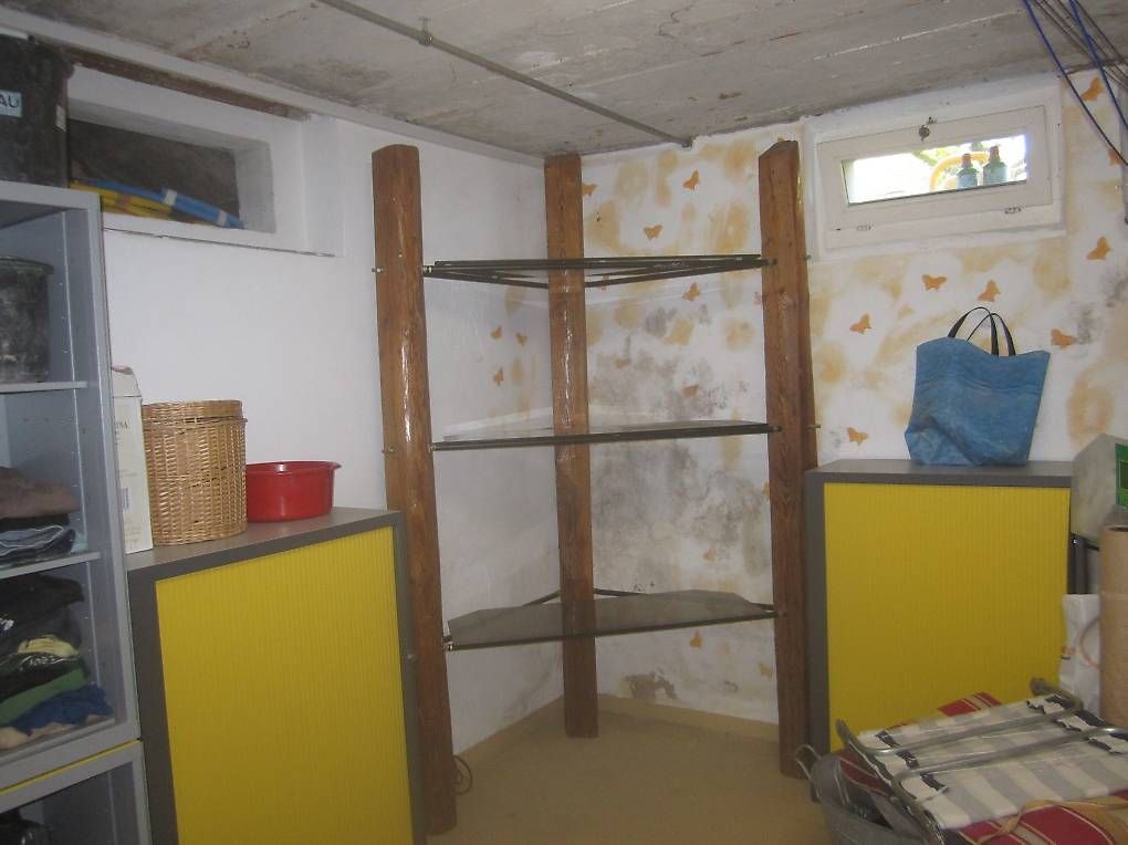 Scaffali: Holzgestell dreiekig mit Glastablare – Usato da Windisch venduto da Casnina 2