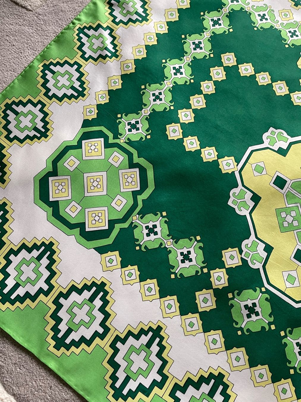 Foulards, Tücher & Schals: Wunderschönes Foulard aus Seide – Gebraucht aus Winkel von Glamour4You 2