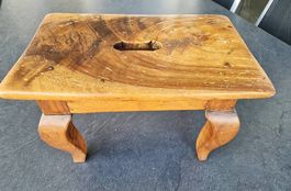 Trettrhocker Holz gebeizt mit Griffloch im Sitz
