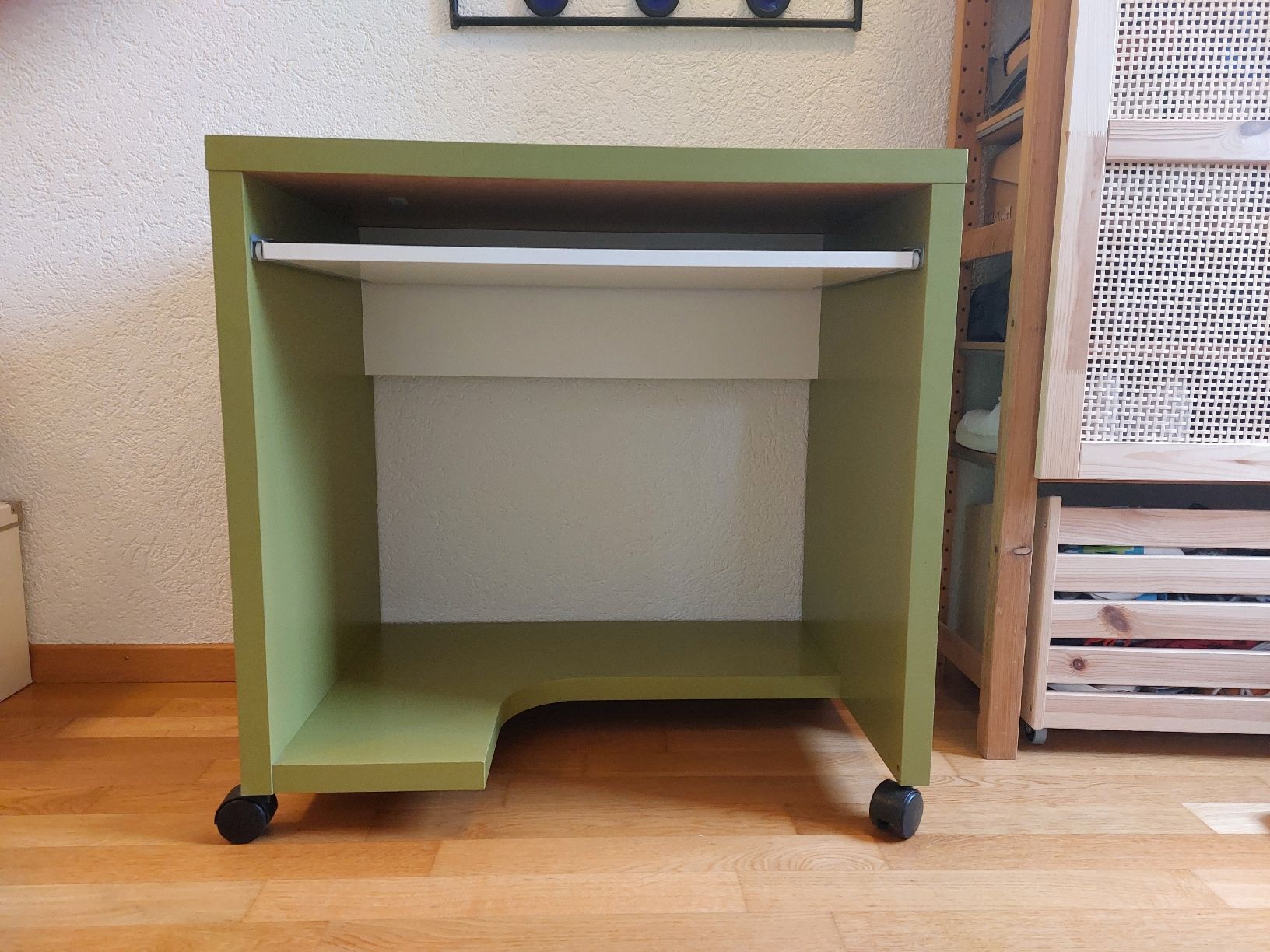 Scrivanie: Compact Computer Desk in Green with Pull-out Shelf, Used – Usato da Adliswil venduto da Jenhrt 1