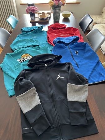 Kinder Hoodies 5 Stk. Marke Mix