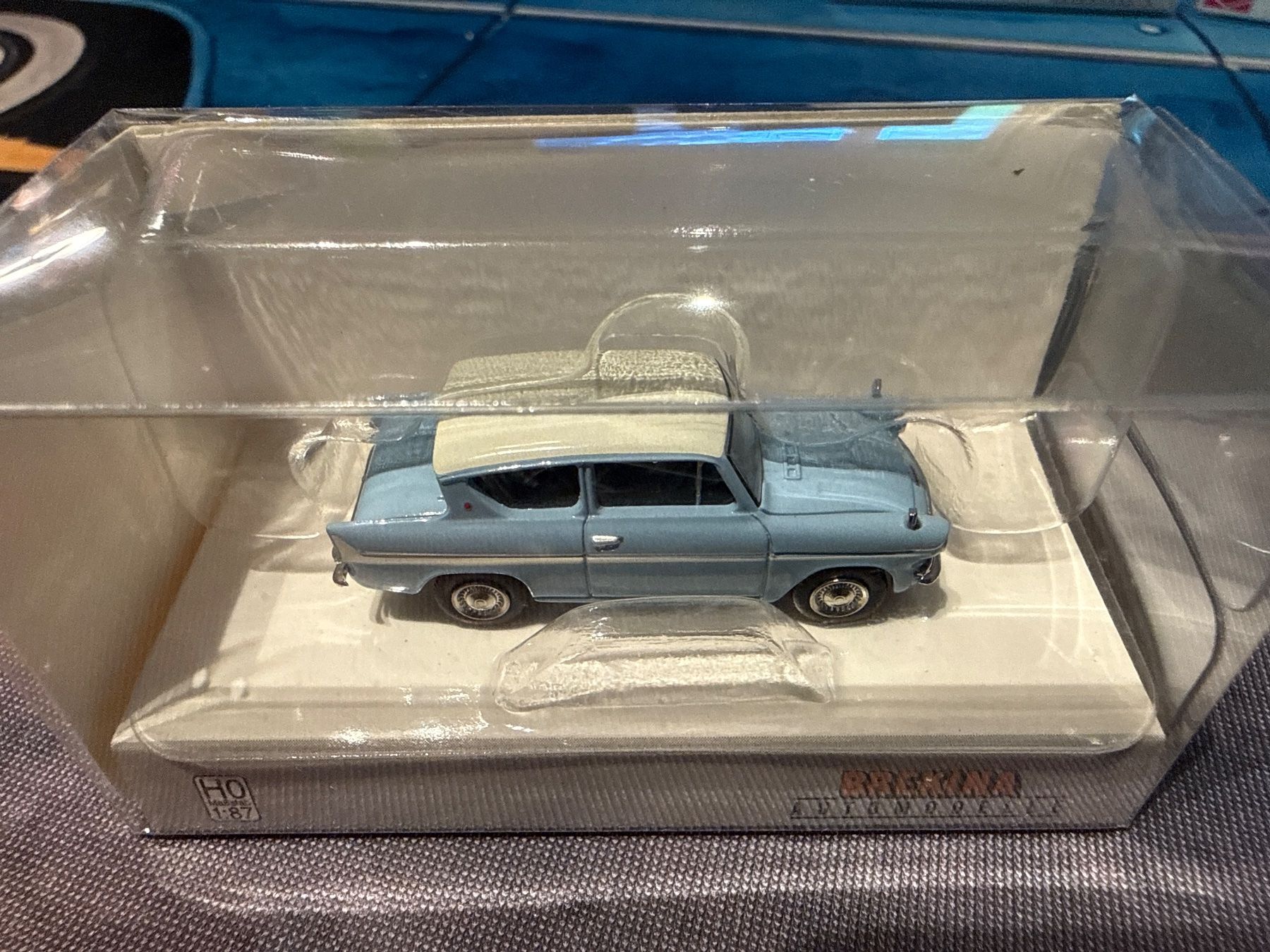 Ford Modellini d'auto: Brekina Ford Anglia hellblau weiss – Nuovo e nell'imballaggio originale da Basel venduto da GlaihuenigeCars2025 1