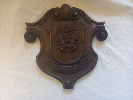 Sculpture en bois foncé, Estavayer armoiries