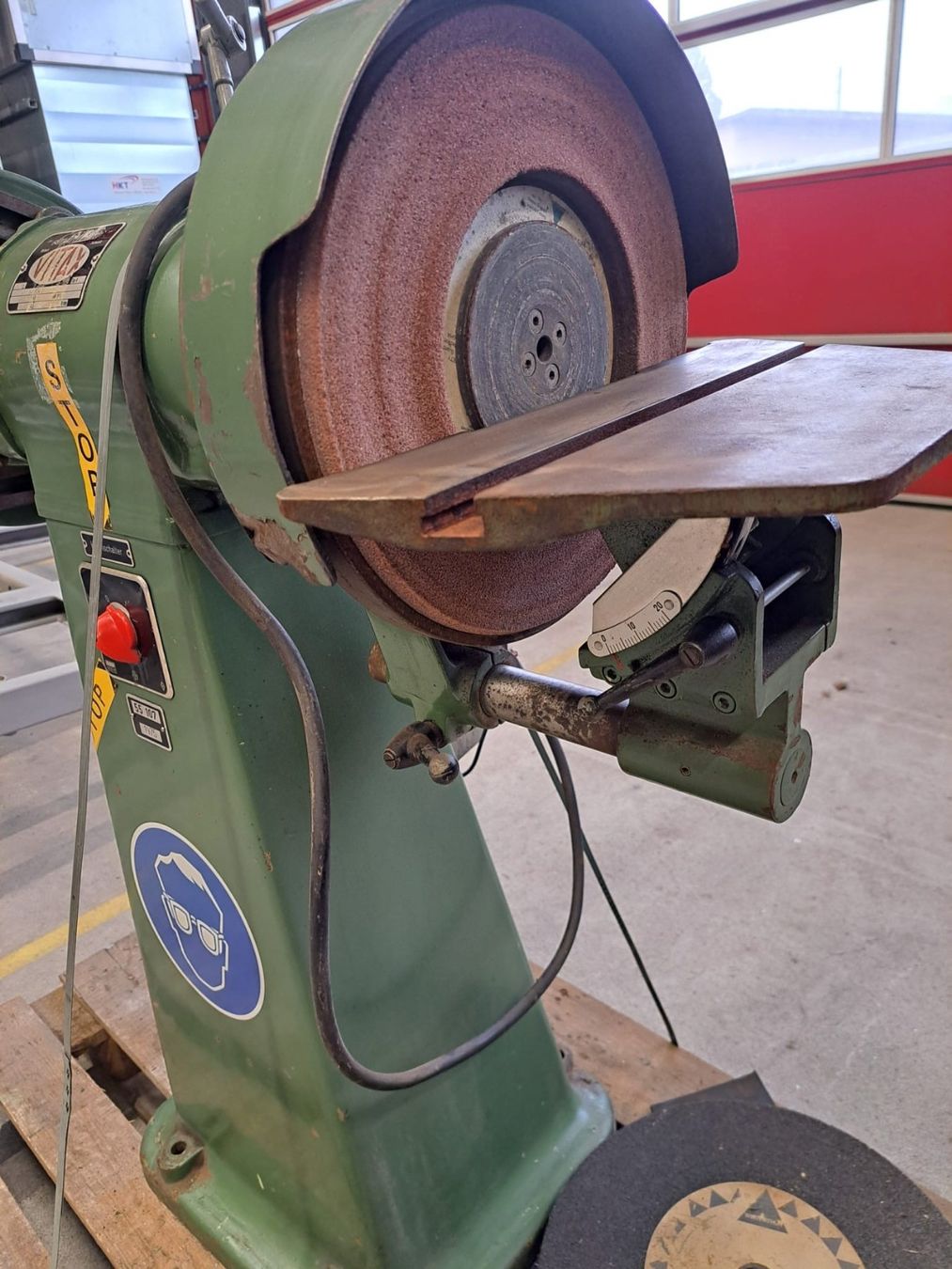 Vitax Smerigliatrici & Lucidatrici: Vitax Doppelschleifmaschine 380 V – Usato da Bronschhofen venduto da Eschler-Fahrzeugbau 2