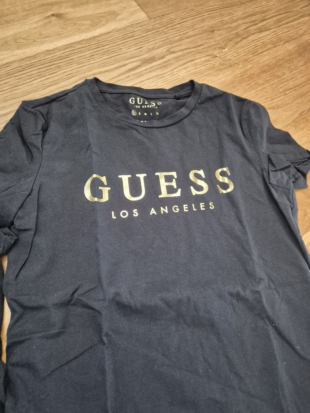 Guess T-Shirts: 2 Guess T-Shirt – Gebraucht aus Feusisberg von cts_55rn 2