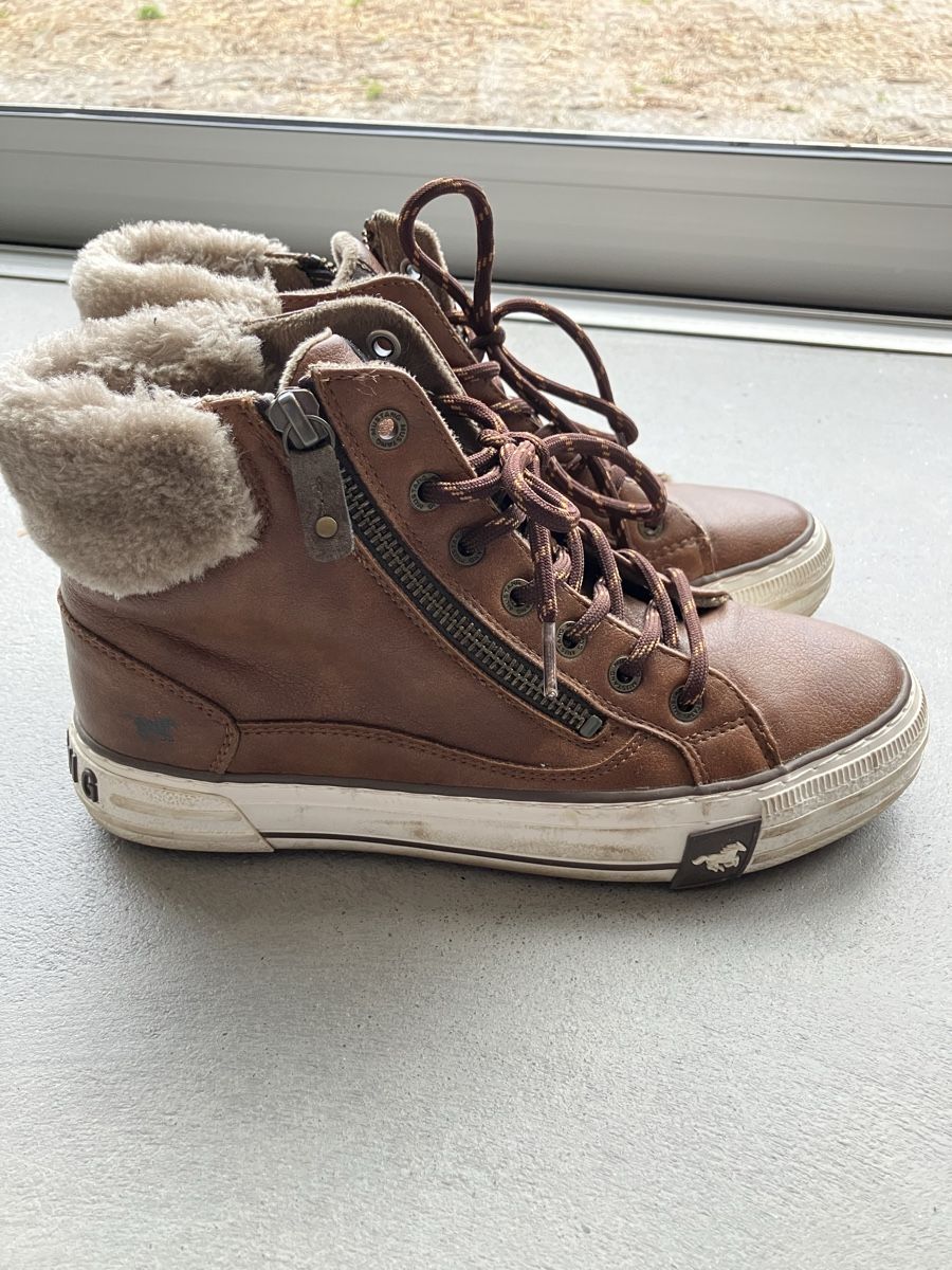 Mustang Damenschuhe: Mustang sniekers – Gebraucht aus Brione s. Minusio von masciab