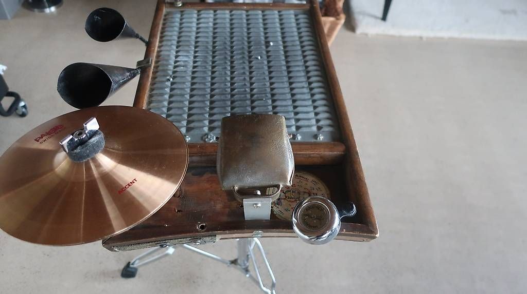 Vintage Strumenti musicali: Waschbrett inkl. Ständer und Handschuhe – Usato da Hauenstein venduto da Penta1 2