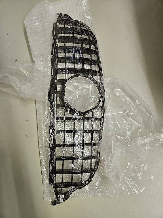 Tutti pezzi di ricambio auto: C43 W205 2014-2018 GT Grill  – Usato da Rickenbach b. Wil venduto da Musti700007