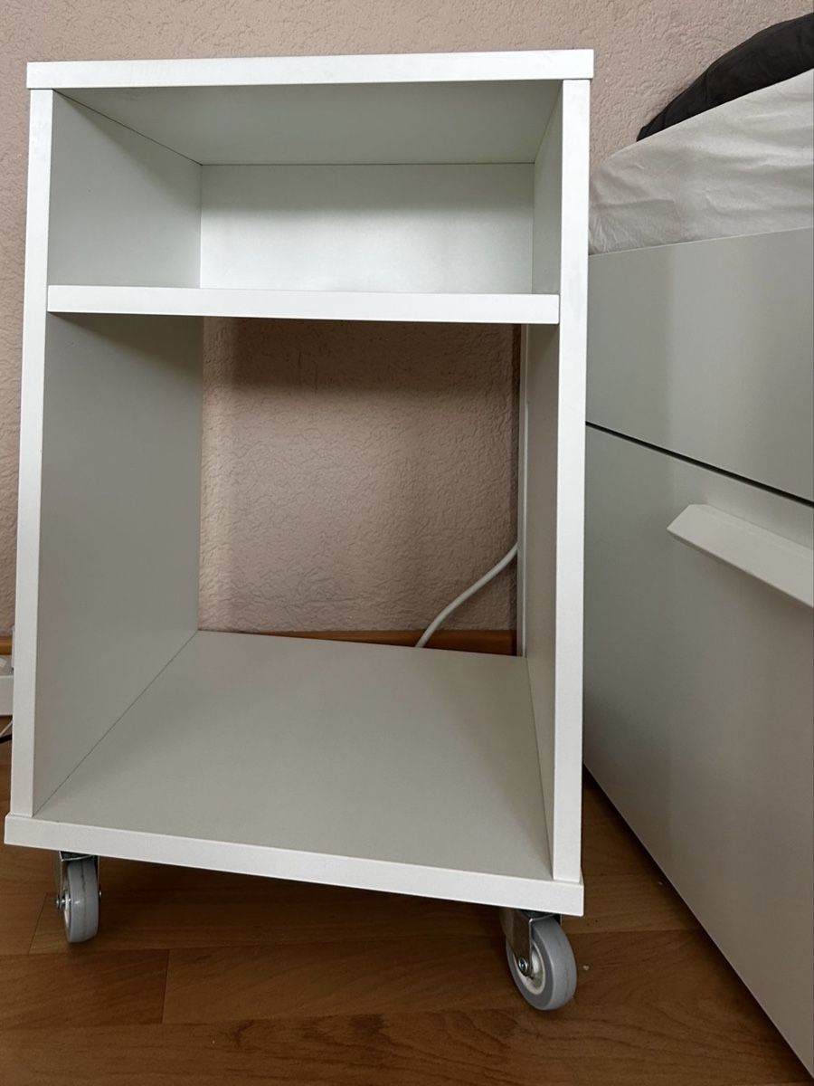 Ikea Comodini: Weisser Ikea Nachttisch / Rollcontainer – Usato da Ettiswil venduto da sunnysimi