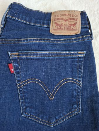 Jean Levi's bleu fonce en denim, coupe droite. Taille W29