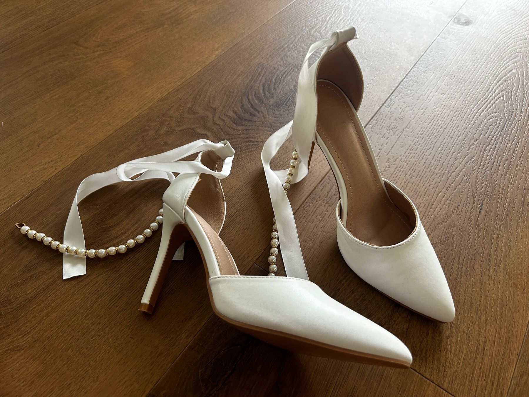 Chaussures femmes: Pumps Weiß Elegant mit Perlen Gr 37 wie neu – Neuf (Voir description) à Regensdorf par Spyke55