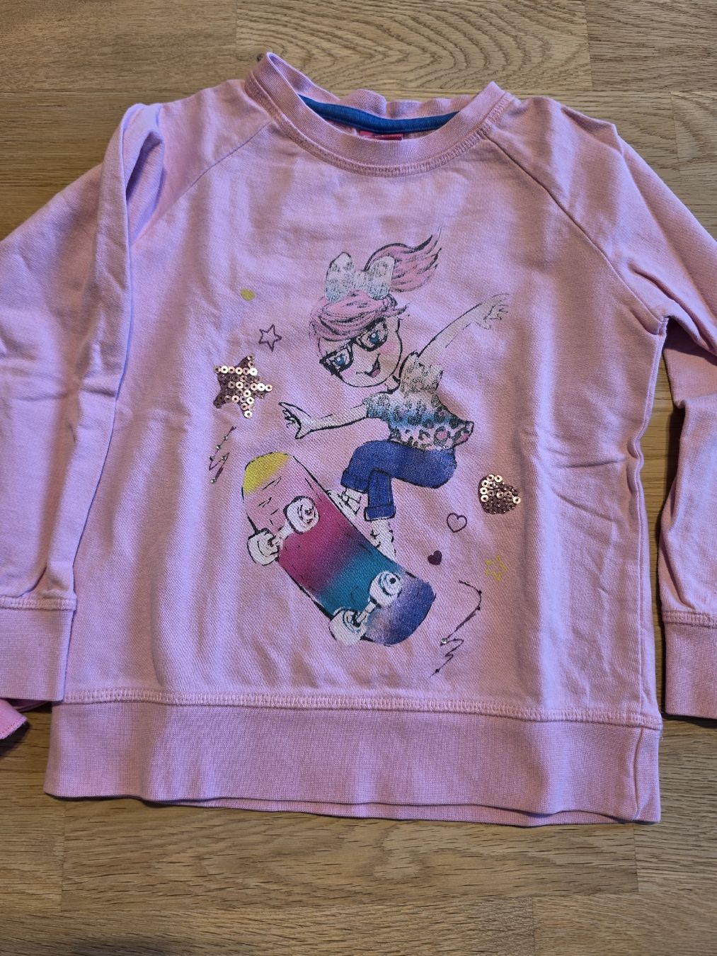 Maglioni & Felpe: 2 Pullover Set 104 rosa mit Fee Blumen Mädchen Skateboard – Usato da Bergdietikon venduto da Staphylococcus 1