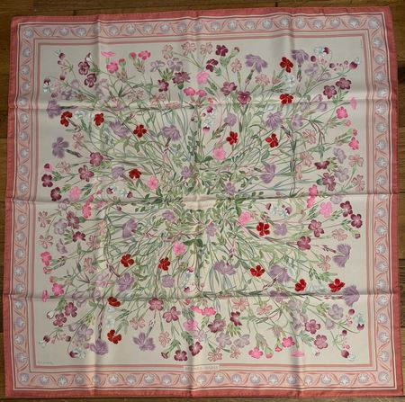 Foulard HERMÈS « OEILLETS SAUVAGES ET AUTRES CARYOPYHYLLEES