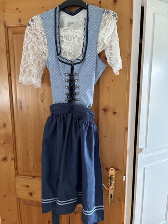 Dirndl blau mit weisser Spitzenbluse neuer Zustand