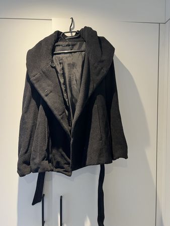 Schwarzer Wollmantel Gr. 38 - Perfekt für den Winter!