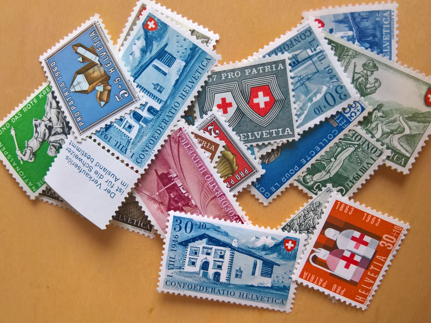 Tutti i francobolli: 20 alte Pro Patria Marken, mit Falz oder Gummischaden – Usato da Horgen venduto da Gstufe