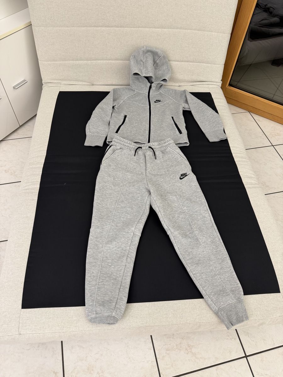 Nike Lotti di vestiti: Ensemble Nike Tech gris taille 140 état neuf!! – Nuovo (secondo la descrizione) da Grand-Lancy venduto da gio_yg9n 3