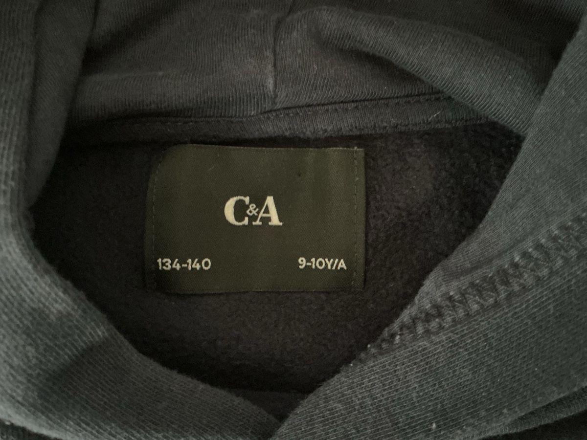C&A Pulls et sweat-shirts: Pullover /Hoodie 134/140 – D'occasion à Pfäffikon SZ par baenzli80 1