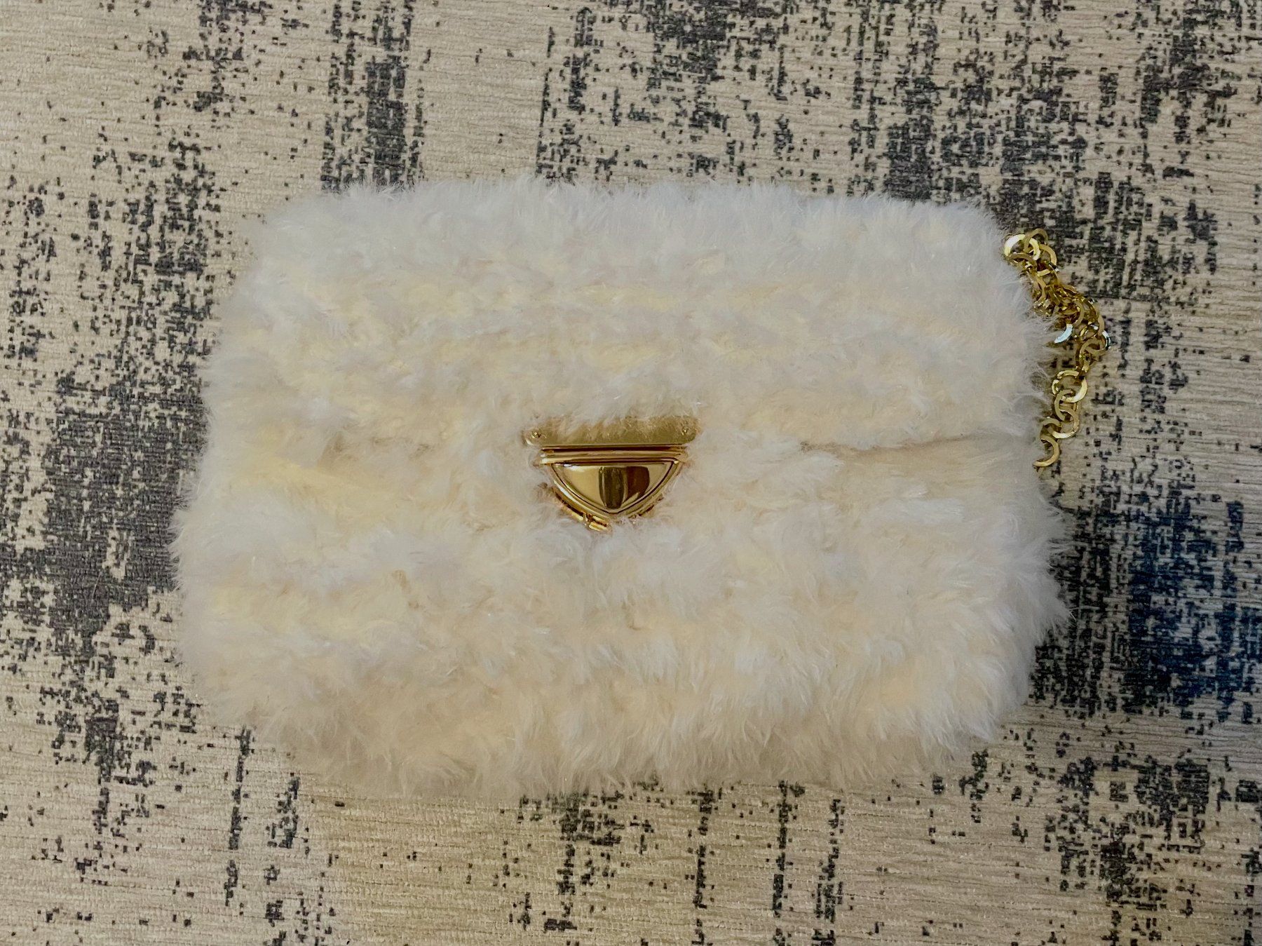 Borse da donna: White Faux Fur Bag – Nuovo (secondo la descrizione) da Chiasso venduto da Er_Mon 2