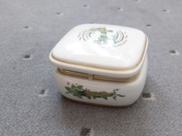Porzellandose mit goldiger Umrandung, Klappdeckel, H 5.5cm
