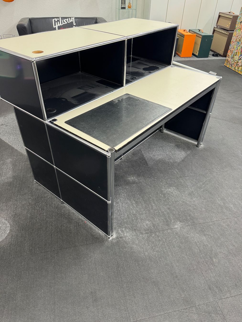 USM Allestimento di negozi e stand fieristici: USM Haller Theke inkl. Tisch – Usato da Arlesheim venduto da Do-Ze 3
